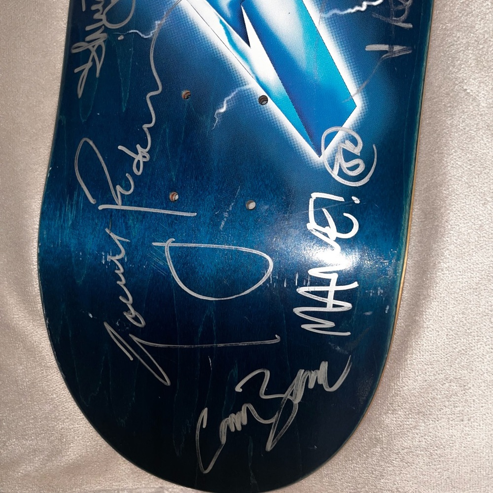 Signed skateboard - Picture 5 of 8
